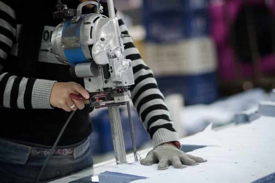 What are the objectives and method of cutting room in garment industry?